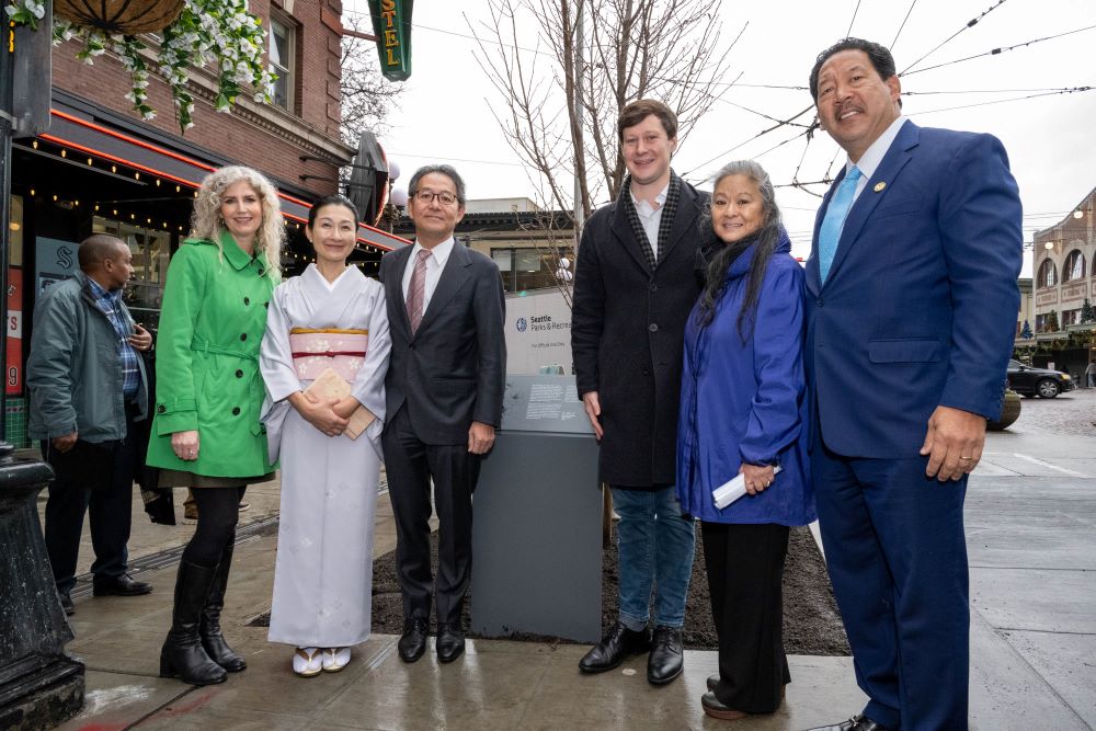 Mayor Harrell stands with Angela Brady, COnsul General Iyori, Councilmember Andrew Lewis, and Karen Yoshitomi in front of the plaque.