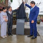 Mayor Harrell and Consul General Iyori unveil the plaque.
