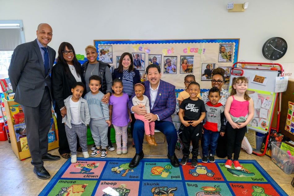 Mayor Harrell and Councilmember Rivera smile with preschoolers at Causey's Early Learning Center.