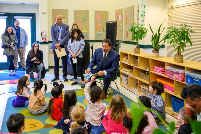 Mayor Harrell reads to a class of preschoolers.